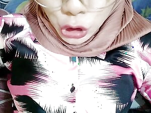 Indonesian hijab shemale cum and eat it